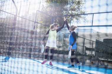 Raket Tenis oyuncular kazanmak kutluyor.