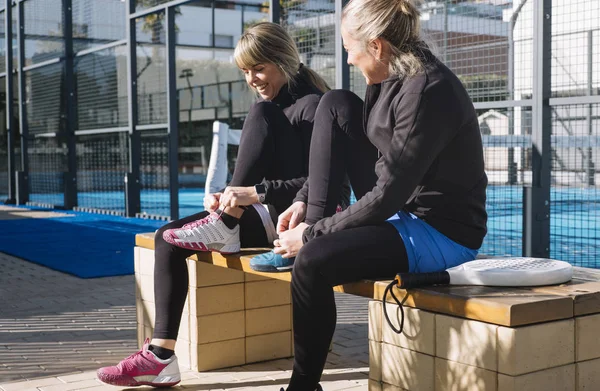 Pádlo tenis týmu Příprava na utkání. — Stock fotografie