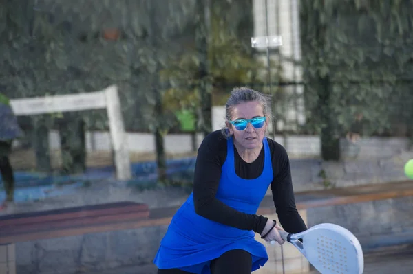 Una donna 47 anni che gioca a paddle tennis — Foto Stock