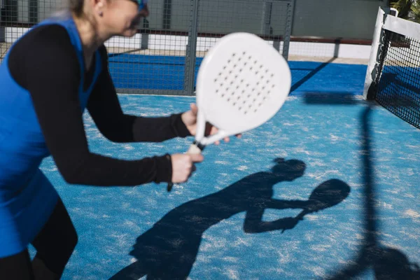 Una donna 47 anni che gioca a paddle tennis — Foto Stock