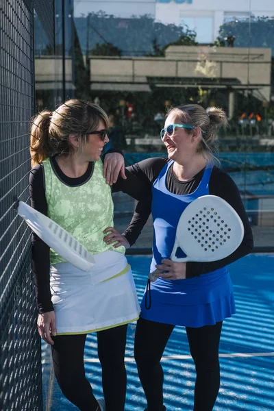 Due donne 47 anni che giocano a paddle tennis — Foto Stock