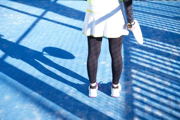 Mulheres 47 anos de idade jogando Paddle tênis, costas — Fotografia de Stock