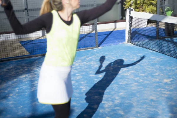 Una donna 47 anni che gioca a paddle tennis — Foto Stock