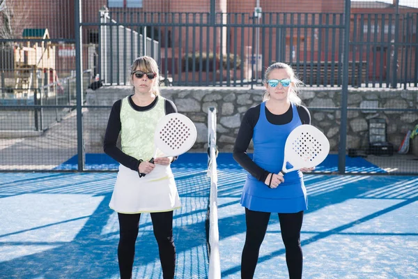 Due donne 47 anni che giocano a paddle tennis — Foto Stock