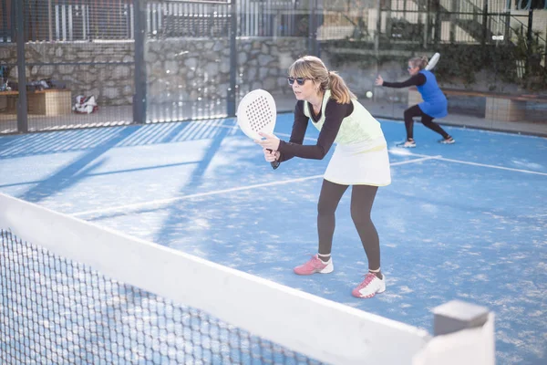 Dos mujeres 47 años jugando pádel tenis — Foto de Stock