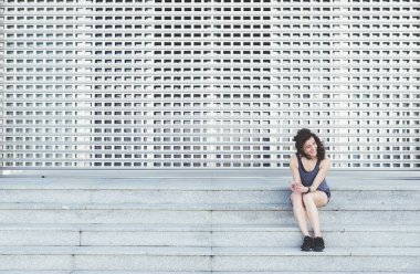 Sokakta cep telefonu kullanan güzel kadınlar..