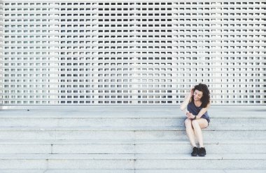 Sokakta cep telefonu kullanan güzel kadınlar..