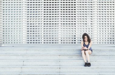 Sokakta cep telefonu kullanan güzel kadınlar..