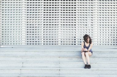 Sokakta cep telefonu kullanan güzel kadınlar..