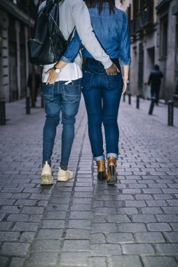 Siyah adam ve beyaz kız birbirlerine sarılıyorlar.