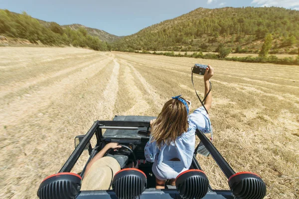Woman with offroad car and camera — Stock Photo, Image
