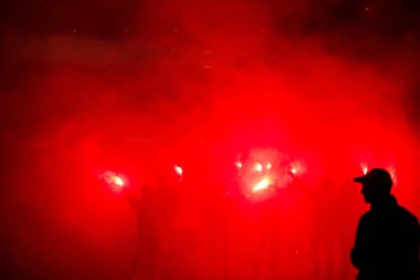 futbol taraftarları ışıkları ve sis bombası kadar yaktı. devrim. Pro