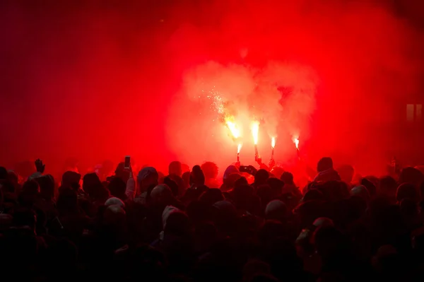 Fãs de futebol acenderam as luzes e bombas de fumaça. revolução. pro — Fotografia de Stock