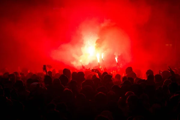 Football fans lit up the lights and smoke bombs. revolution. pro — Stock Photo, Image