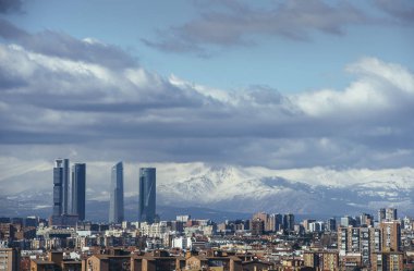 Madrid hava, arka plan dağlarda karlı manzarası