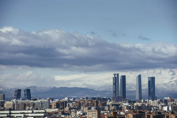 Madrid Skyline do ar, nevado nas montanhas de fundo — Fotografia de Stock
