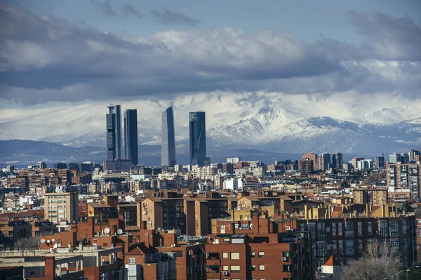 Madrids Skyline aus der Luft, schneebedeckt im Hintergrund Berge — Stockfoto