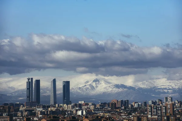 Madrid Skyline do ar, nevado nas montanhas de fundo — Fotografia de Stock