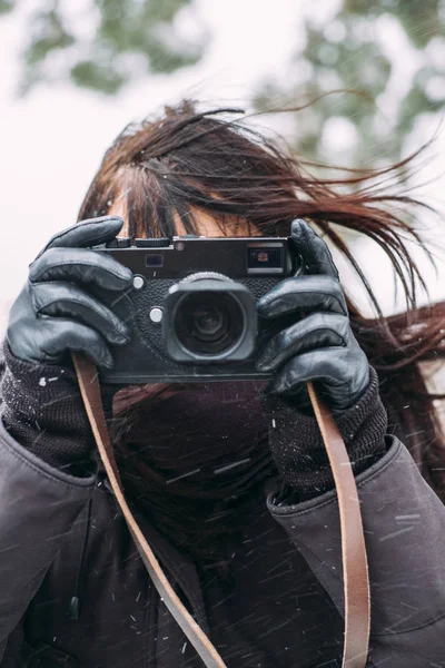 Kvinna med kameran i winter woods — Stockfoto