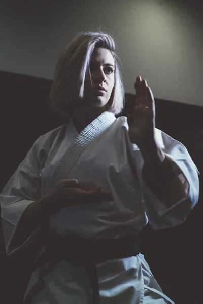 Frau, die Karate praktiziert — Stockfoto