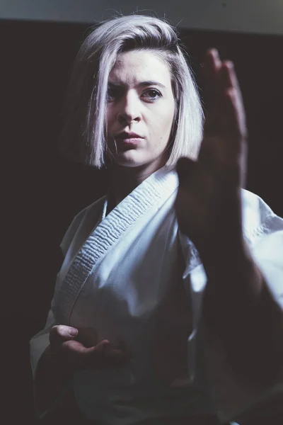 Frau, die Karate praktiziert — Stockfoto