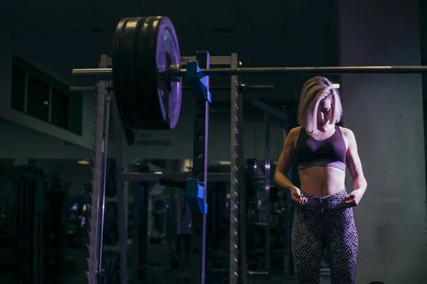 Mujer haciendo ejercicio con pesas en el gimnasio — Foto de Stock