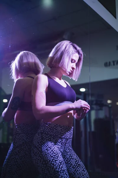 Mujer haciendo ejercicio con pesas en el gimnasio — Foto de Stock