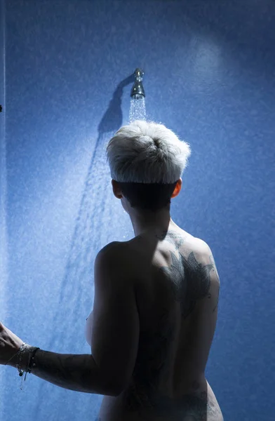 Femme sous la douche avec vapeur colorée — Photo