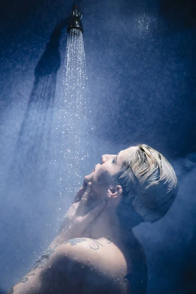 Kadın duş renkli Buhar ile — Stok fotoğraf