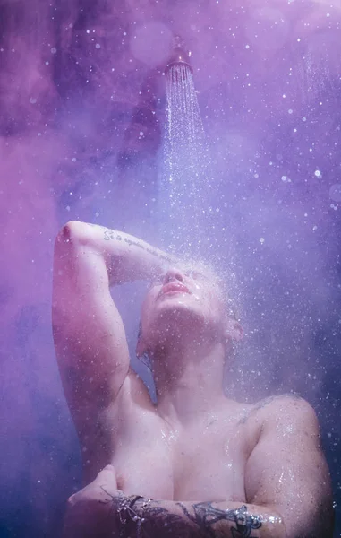 Mulher no chuveiro com vapor colorido — Fotografia de Stock