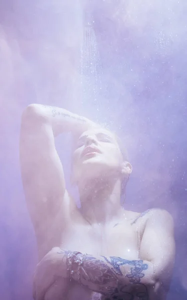 Mulher no chuveiro com vapor colorido — Fotografia de Stock