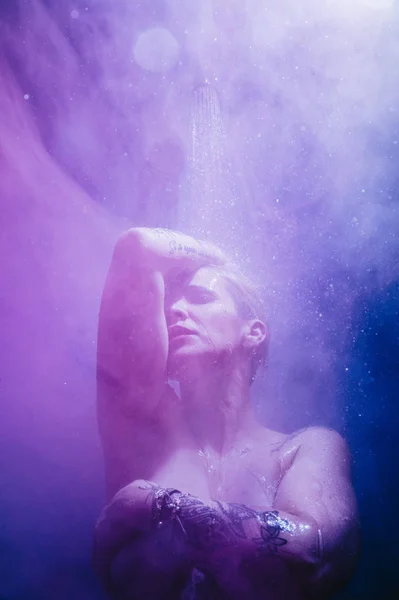 Kadın duş renkli Buhar ile — Stok fotoğraf