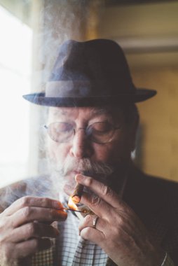 Komuta sizde bir sigara cigarrete ile