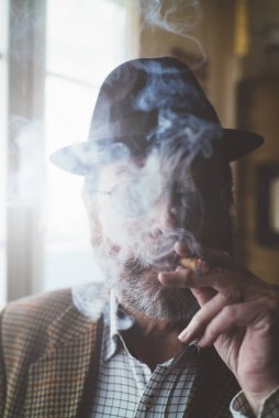 Komuta sizde bir sigara cigarrete ile