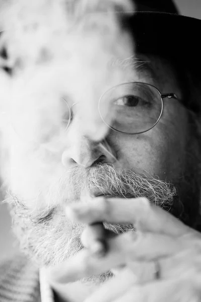 Homme âgé avec un cigare fumeur — Photo