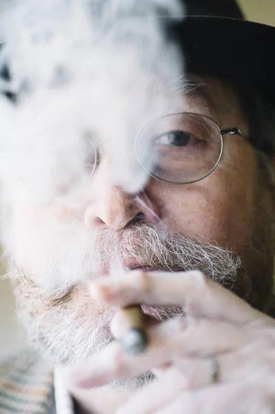 禁煙 cigarrete で年配の男性 — ストック写真