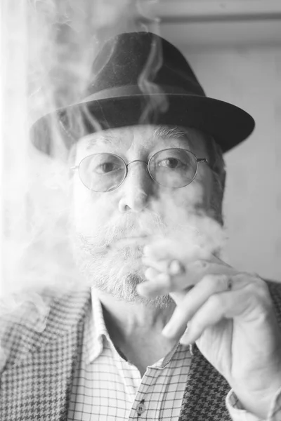 Hombre mayor con un cigarrillo de fumar — Foto de Stock