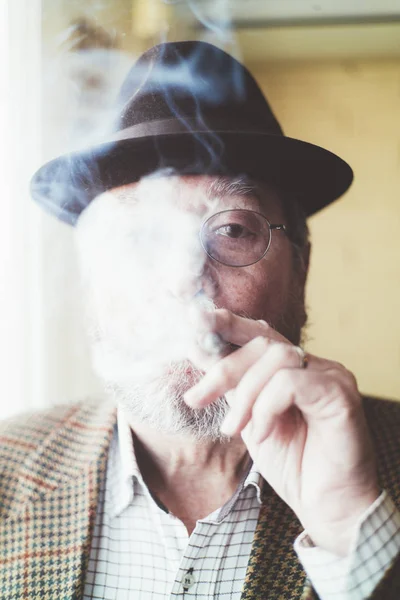 Cigarrete 吸烟老人 — 图库照片