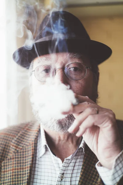 Homme âgé avec un cigare fumeur — Photo