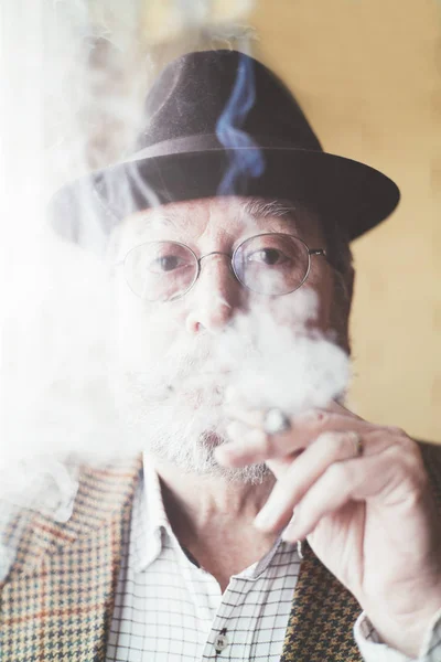 A dohányzás küszöbszintje vezető férfi — Stock Fotó
