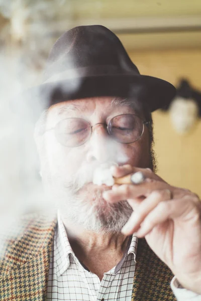 Ανώτερος άνθρωπος με ένα τσιγάρο κάπνισμα — Φωτογραφία Αρχείου