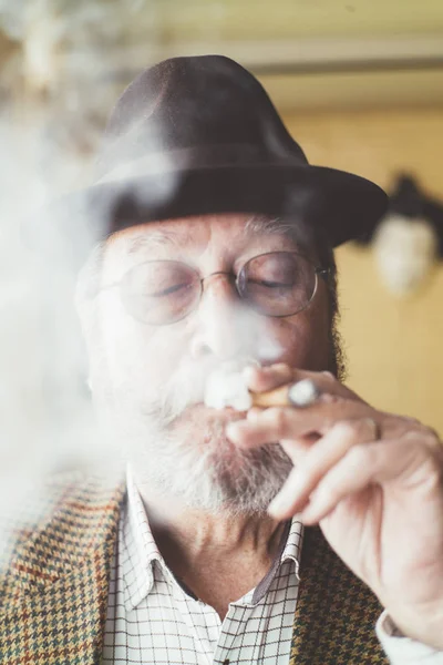 Homme âgé avec un cigare fumeur — Photo