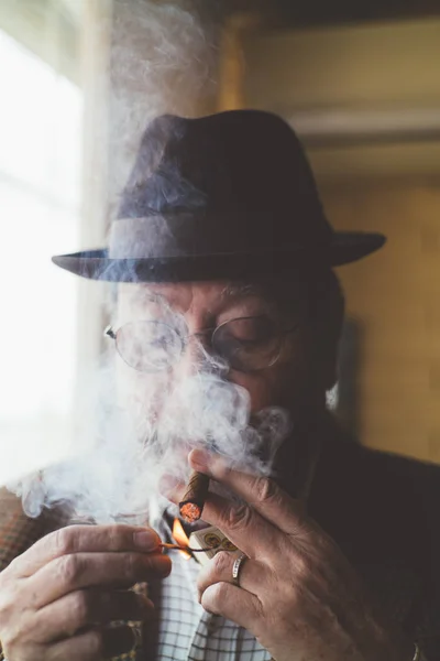 Senior man with a smoking cigarrete — Stock Photo, Image
