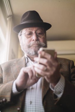 Adam 72 yaşında yaş ile smartphone