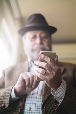 Adam 72 yaşında yaş ile smartphone