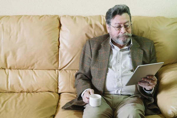 Мужчина 72 лет с планшетом — стоковое фото