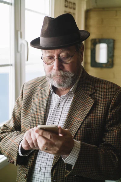 Mannen i 72 år gammal med smartphone — Stockfoto