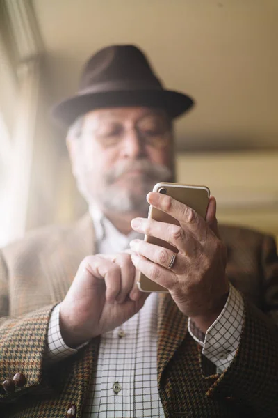 Mannen i 72 år gammal med smartphone — Stockfoto