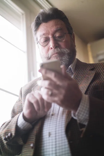 Mannen i 72 år gammal med smartphone — Stockfoto