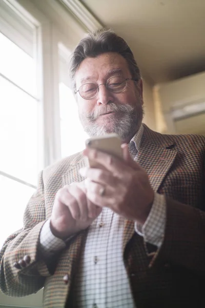 Mannen i 72 år gammal med smartphone — Stockfoto